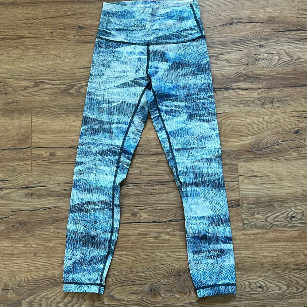 Lululemon White and Blue 25” size 4 Leggings